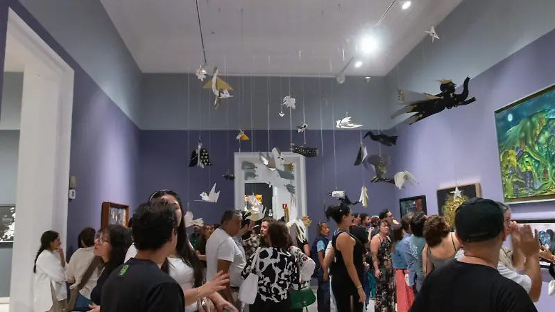 Asistentes en la exposición Raíces creativas